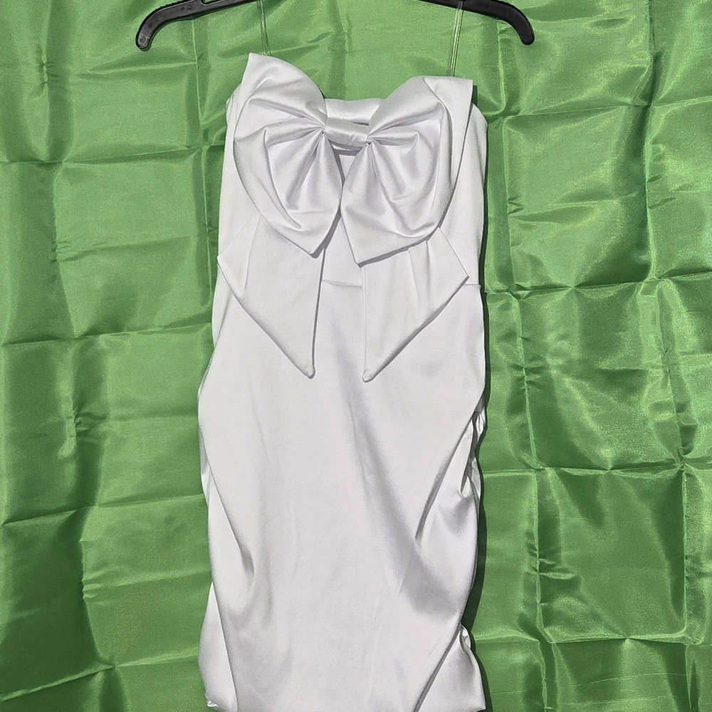 Elegant White Strapless Dress with Bow Detail